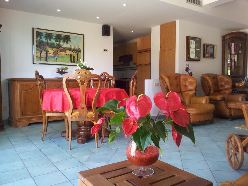 Casa Vacanze Villa Flumini ฟลูมินิ ดิ กวาร์ตู ห้อง รูปภาพ