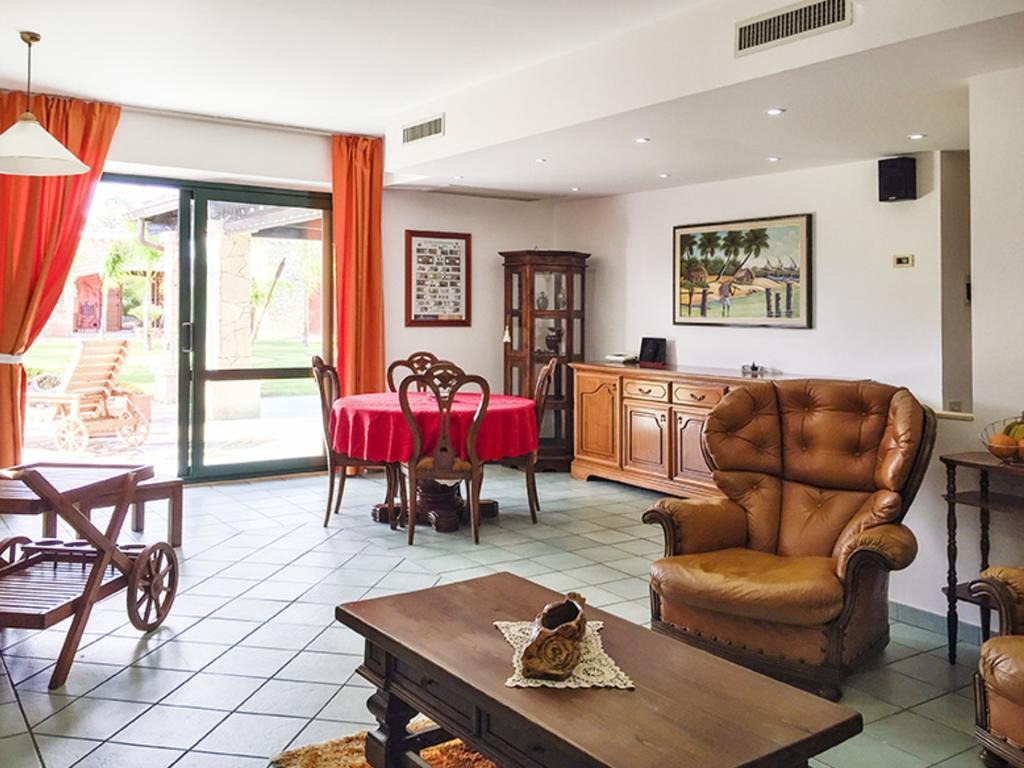 Casa Vacanze Villa Flumini ฟลูมินิ ดิ กวาร์ตู ห้อง รูปภาพ