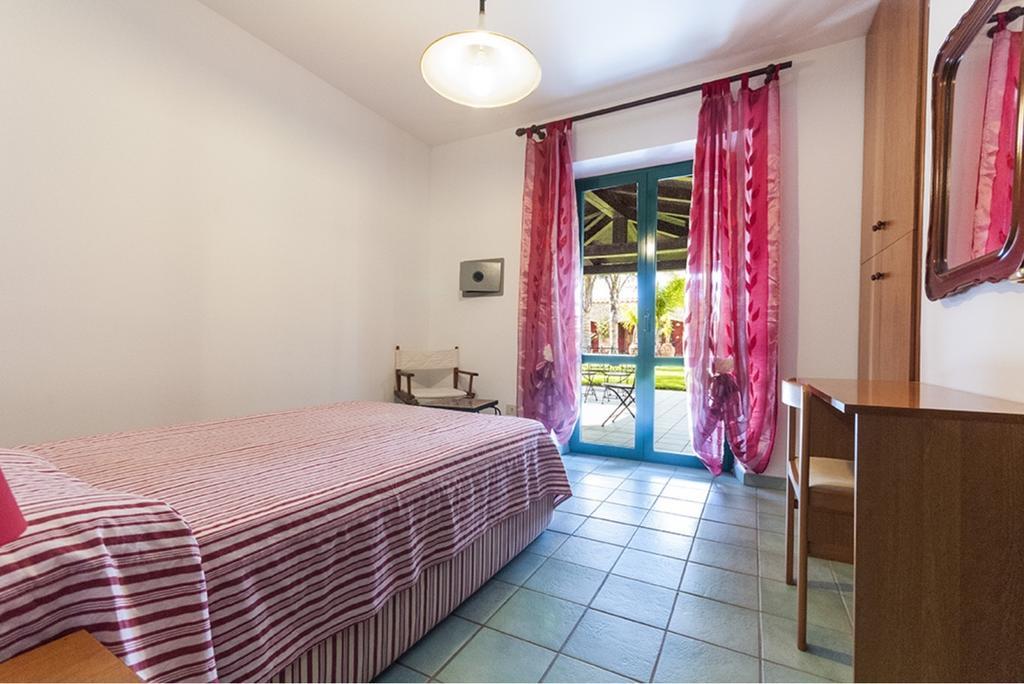 Casa Vacanze Villa Flumini ฟลูมินิ ดิ กวาร์ตู ห้อง รูปภาพ